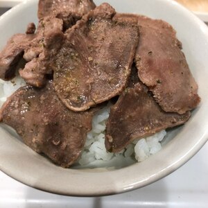 豚タン丼